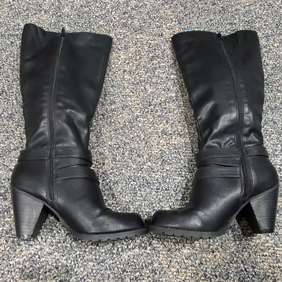 Boots - Picture 3 of 7